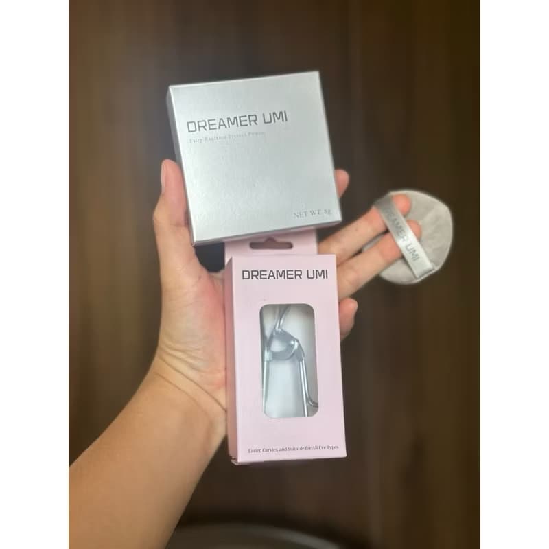 ￼Phấn phủ nén Fairy Radiance Pressed Powder Dreamer Umi kiềm dầu mỏng mịn khối lượng 8g.