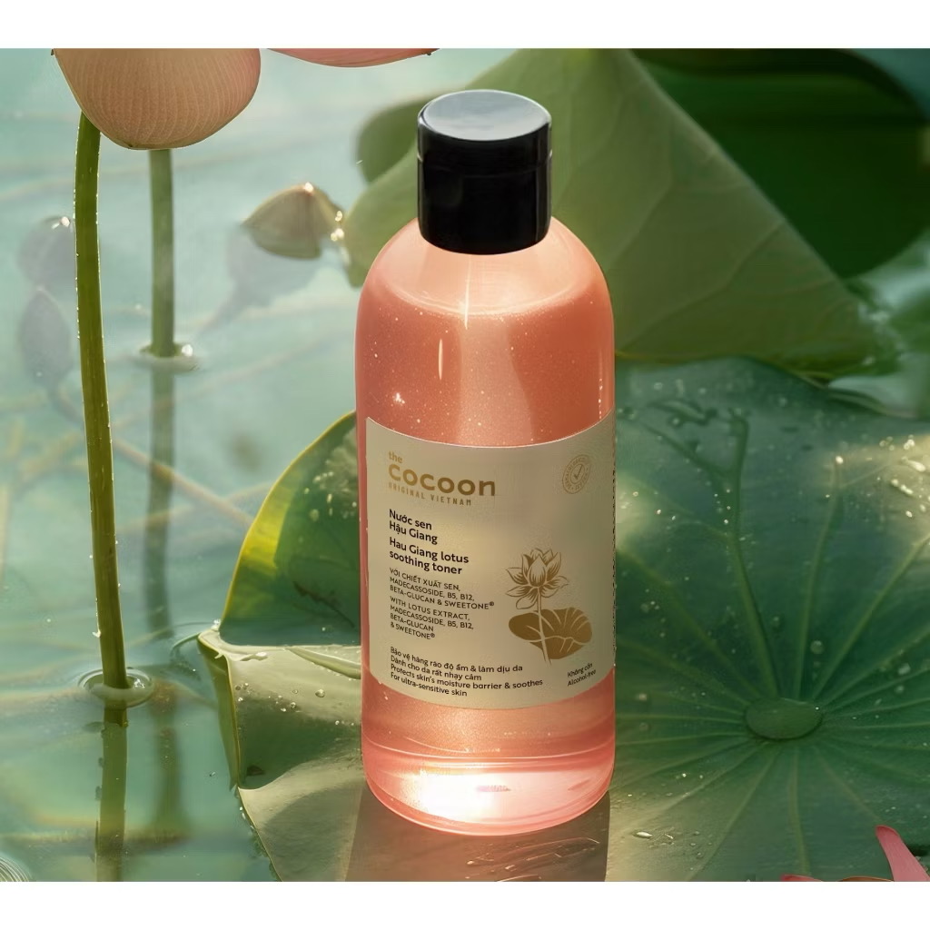 ￼Bigsize - Nước sen Hậu Giang (toner) giúp phục hồi đa nhiệm cho da rất nhạy cảm Cocoon 310ml 